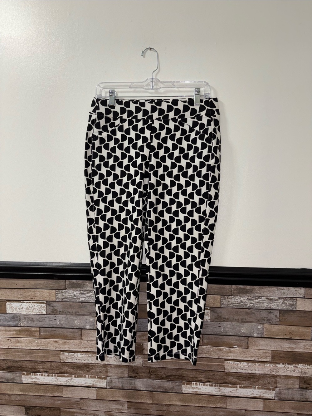 Chico's Travelers Collection Black & White Geometric Cropped Pants Size 00